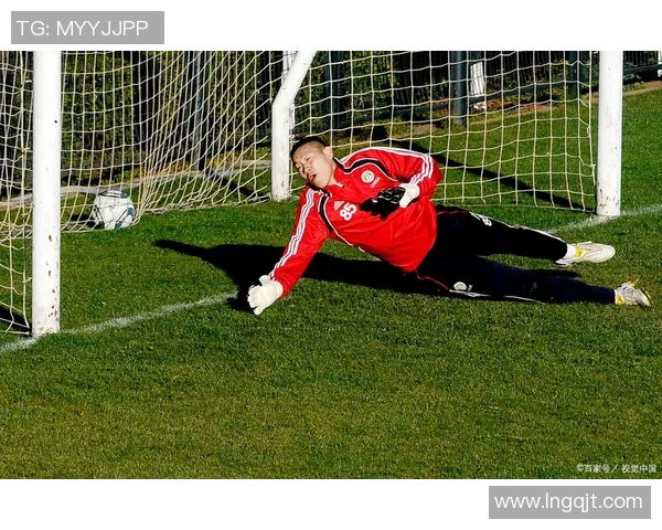 足球明星悠闲坐沙发上分享生活趣事与赛场背后的故事